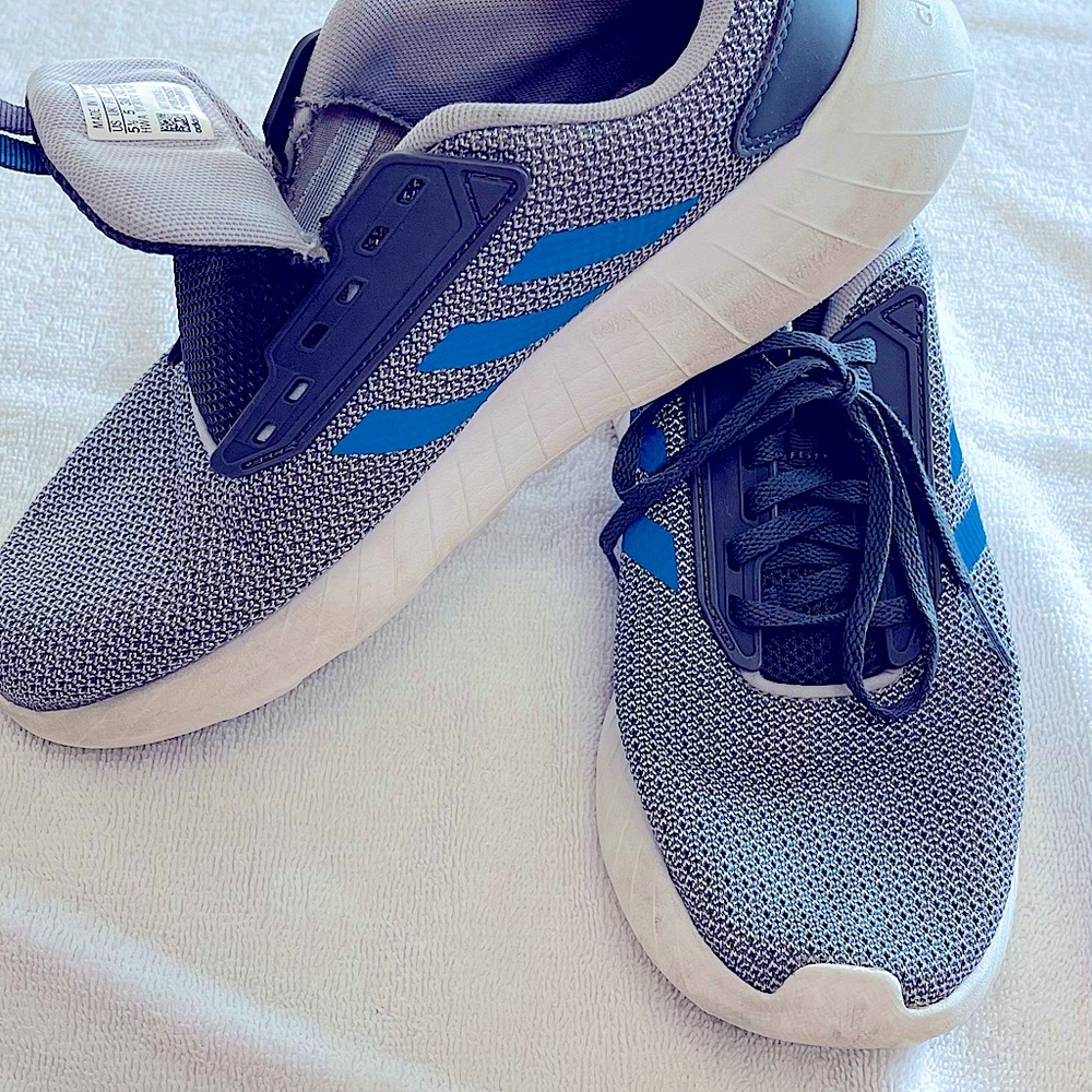 Boys Adidas size 5 1/2 cloud foam shoes